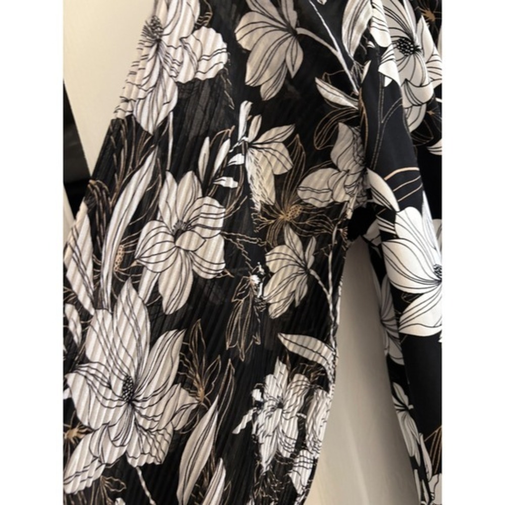 White House Black Market Floral Tunic Blouse Size Medium | Sheer Pleated Sleeves - Picture 4 of 9